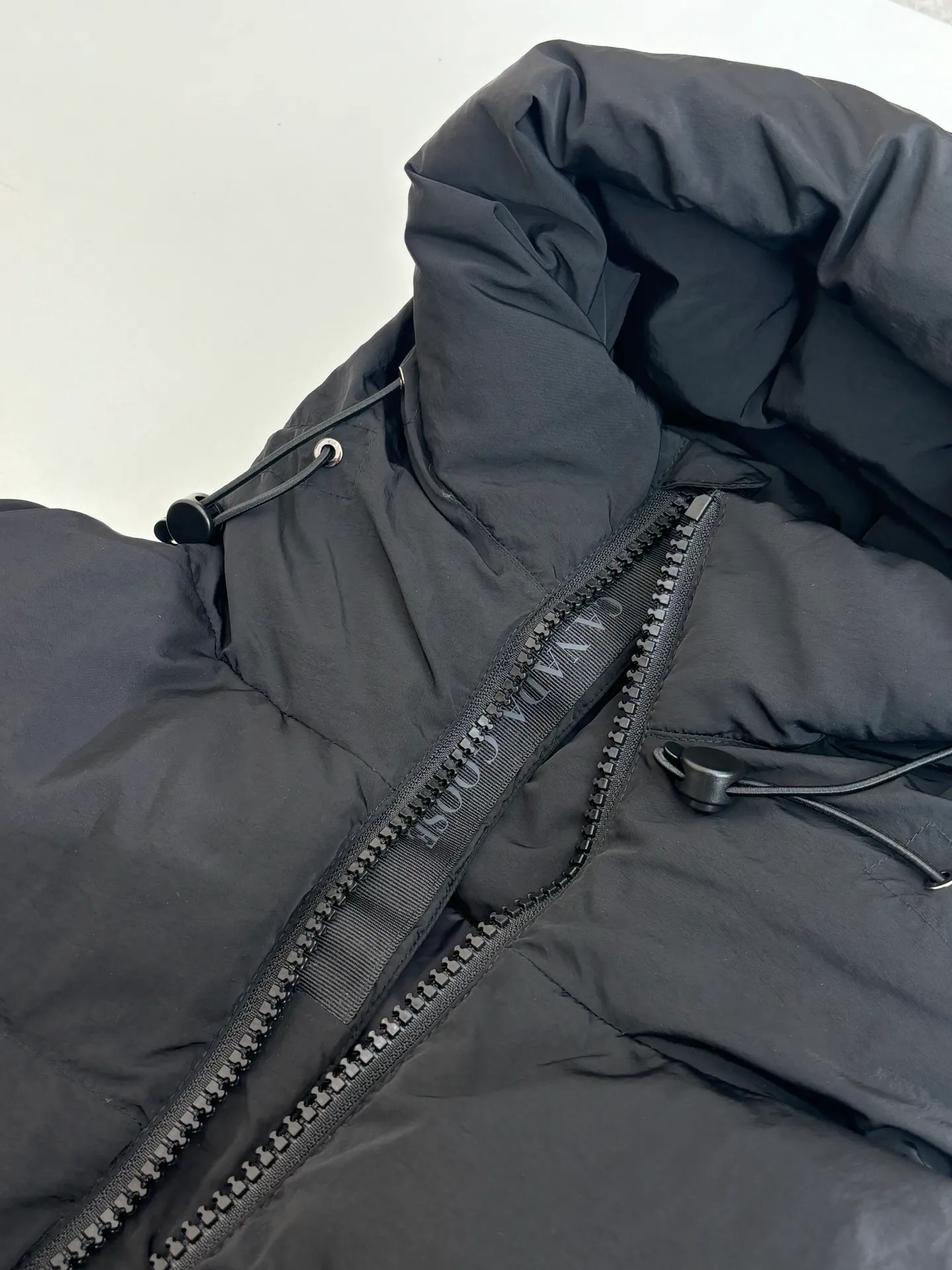 P1010 Canada Goos*/Big Goose Rubber Label Matte Down Jacket The fabric is made of high-quality protective nylon fabric, 90 national standard high-quality white duck down: selected high-fill power velvet, light and warm, with excellent temperature locking performance and good resilience. Three-dimensional quilting technology and precision thread reinforcement prevent lint from being drilled and ensure that the fluffy and resilient elasticity lasts like new.  Size：S/M/L/XL